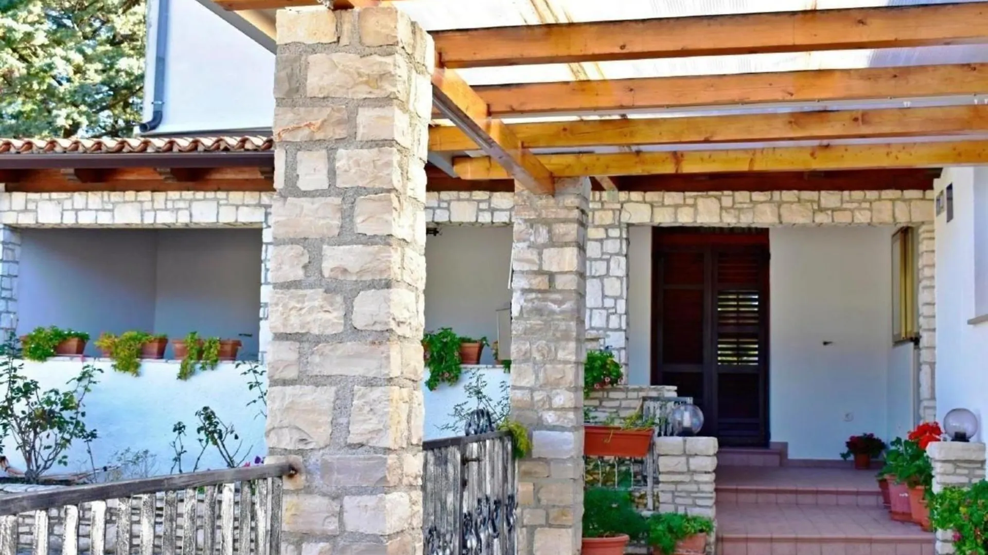 Schoenes Ferienhaus In Zambratija Mit Terrasse Und Nah Am Strand Casa de Férias Zambratija (Istria)